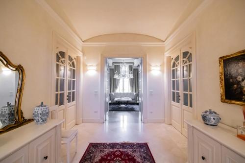 przedpokój domu z żyrandolem w obiekcie Villa San Pietro w mieście Desenzano del Garda