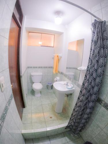 a bathroom with a toilet and a sink at Machu Picchu Land in Machu Picchu