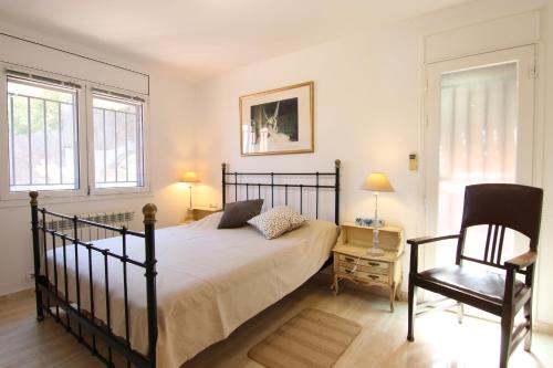 - une chambre avec un lit et une chaise dans l'établissement Stay U-nique Villa Portimar, à Arenys de Mar