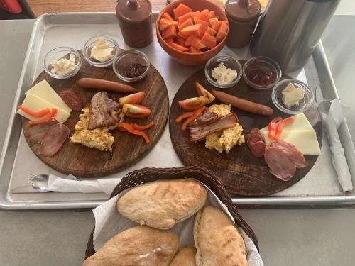 três pratos de comida num tabuleiro com alimentos diferentes em Apartment House Boquete Palmira Apartment 3 em Boquete