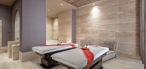 two twin beds in a room with a bath tub at Melas Hotel Istanbul in Istanbul