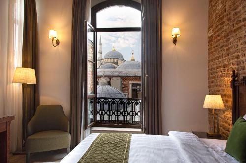 une chambre avec vue sur une mosquée depuis une fenêtre dans l'établissement Mest Hotel Istanbul Sirkeci, à Istanbul
