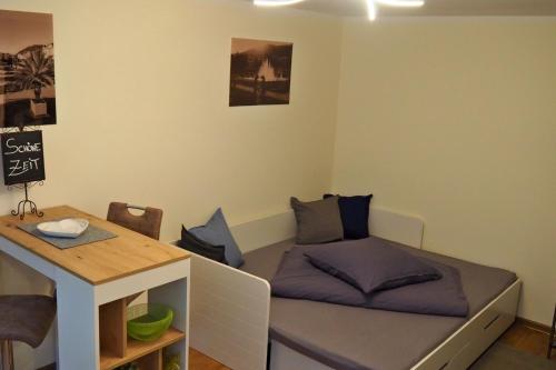 a small room with a bed and a desk at Ferienwohnung Kisslina in Bad Kissingen