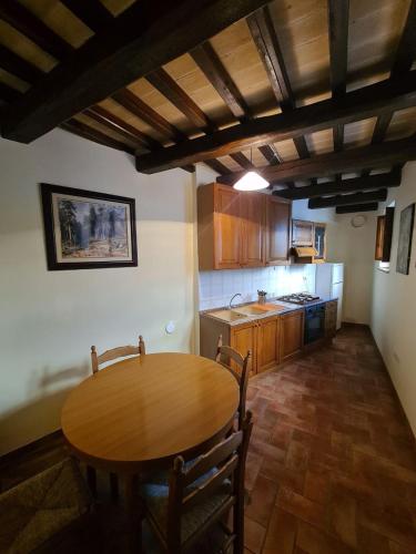 eine Küche mit einem Holztisch im Zimmer in der Unterkunft Casa vacanze Torre dell'orologio in Montefalco