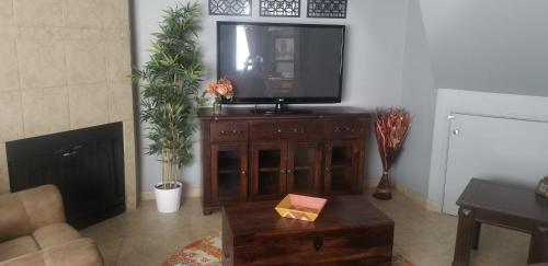 Mesa Riverview Townhouseにあるテレビまたはエンターテインメントセンター