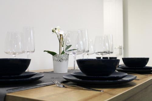 ディドコットにあるDidcot - Private Flat with Garden & Parking 08の黒皿とワイングラスが付いたテーブル