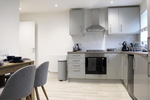 Kitchen o kitchenette sa Didcot - Private Flat with Garden & Parking 08