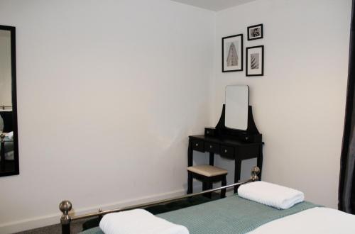 a bedroom with a mirror and a desk and a bed at Didcot - Private Flat with Garden & Parking 08 in Didcot
