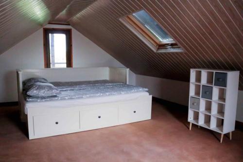 una camera con un letto in mansarda con finestra di Domek na Cichej a Sandomierz