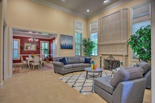 Posezení v ubytování Lavish Celina Home with Patio and Game Room!