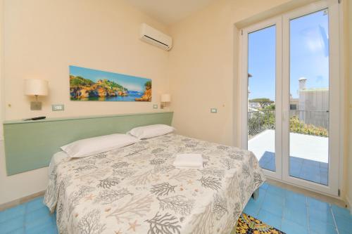 - une chambre avec un lit et une grande fenêtre dans l'établissement Albergo Atlantic, à Ischia