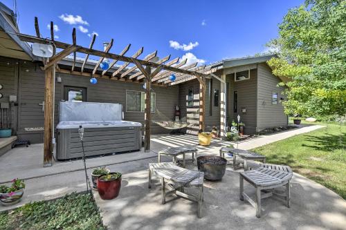 Κήπος έξω από το Serene Mountain Retreat with Patio and Mtn Views!