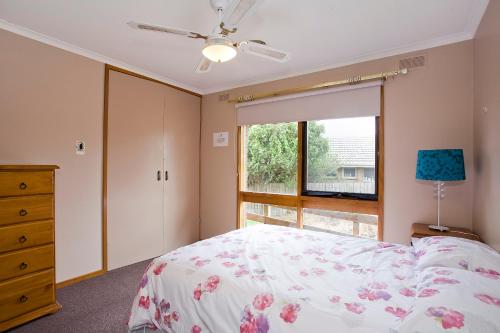 a bedroom with a bed and a window at Geelong Holiday Home in Geelong