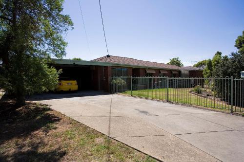 una valla frente a una casa con entrada en Geelong Holiday Home, en Geelong