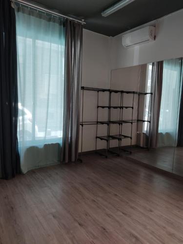 an empty room with a window and a shelf at El loft de Vela in Madrid
