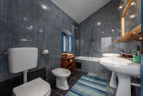 łazienka z toaletą, umywalką i wanną w obiekcie Casa Biguli w mieście Sveti Lovreč Pazenatički