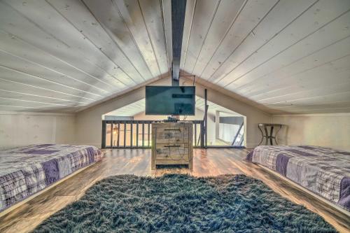 Postel nebo postele na pokoji v ubytování Cold Springs Escape AandC, Hot Tub, Generator, WiFi