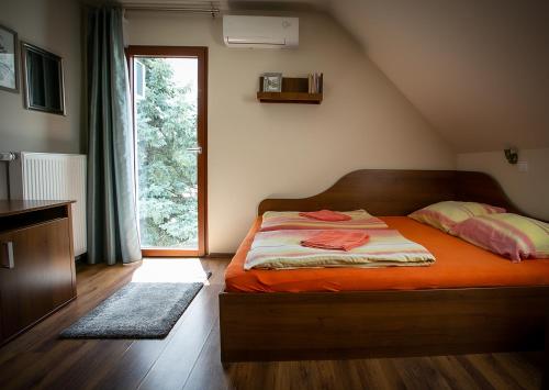Кровать или кровати в номере Forrás vendégház