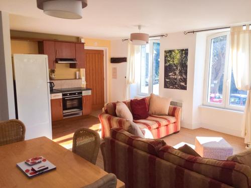un salon avec un canapé et une table dans l'établissement Val Rive - Sisley Apartment, à Dinan