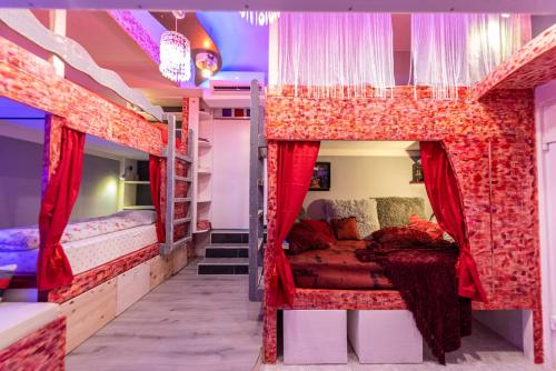 Łóżko lub łóżka piętrowe w pokoju w obiekcie RICARDO Team-Hostel