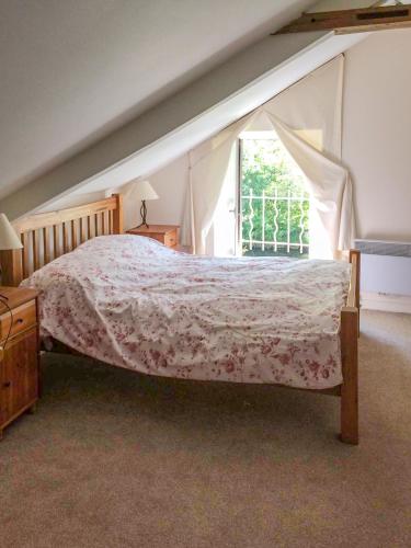 une chambre avec un lit et une fenêtre dans l'établissement Val Rive - Le Pintadeau Cottage - Dinan, à Dinan