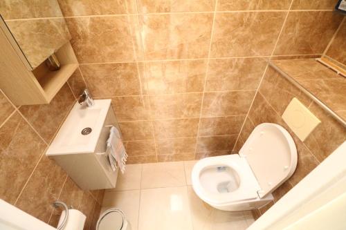 une petite salle de bain avec toilettes et lavabo dans l'établissement Fantastic sea view for this 2 bedroom up to 6 people 327, à Cannes