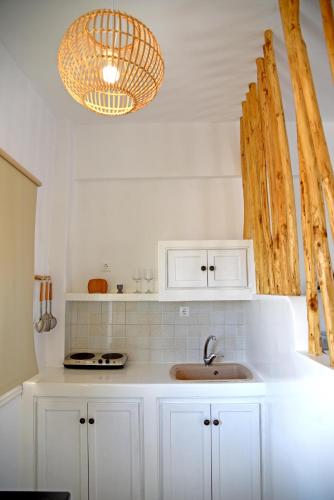 Kuchyň nebo kuchyňský kout v ubytování Nefeli Suites Kythnos