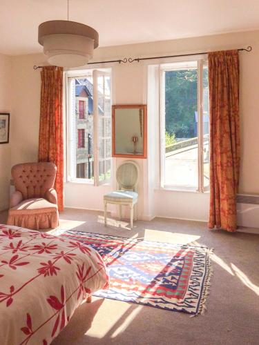 une chambre avec un lit et une grande fenêtre dans l'établissement Val Rive - Monet Apartment, à Dinan
