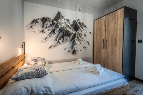 Postelja oz. postelje v sobi nastanitve ApartLoft Apartament Szczyrk SAUNA & FITNESS - Skrzyczne Residence