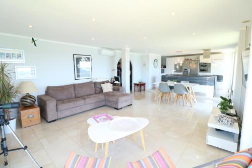 un salon avec un canapé et une table dans l'établissement Fantastic sea view for this 2 bedroom up to 6 people 327, à Cannes