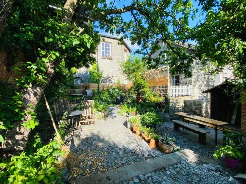 um jardim com uma mesa de piquenique e um banco em The Attic Apartment, Quay Street Studios Cardigan em Cardigan