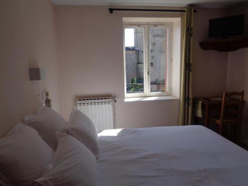 1 dormitorio con 1 cama blanca y ventana en Auberge des genêts d'or, en Ranchal