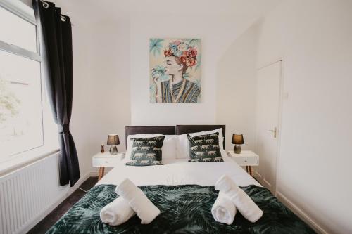 een slaapkamer met een bed met 2 witte kussens bij LIME St by Prestige Properties SA in Barrow in Furness