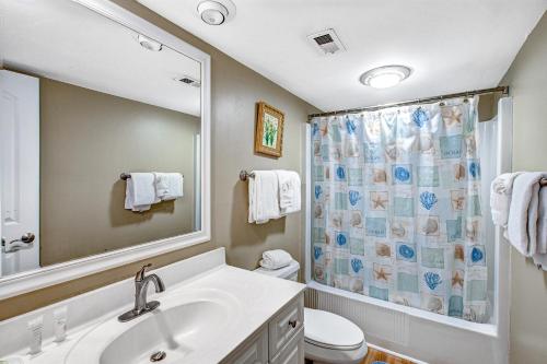 uma casa de banho com um lavatório e um chuveiro em Pelican Watch 1380 em Seabrook Island