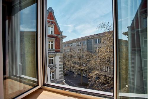 an open window with a view of a building at Hotel Bristol Zurich in Zürich