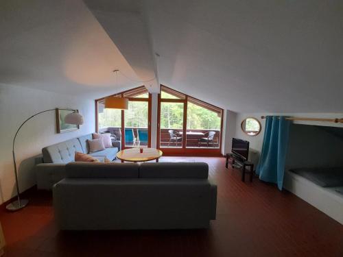 ein Wohnzimmer mit einem Sofa und einem Tisch in der Unterkunft Landhaus Steinbrech in Grainau