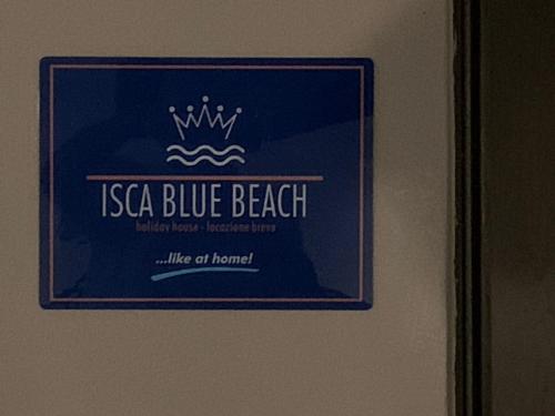 a sign for a blue beach with a crown on a wall at ISCA BLUE BEACH Casa in Villa vicino al mare, sino a max 8 persone in Isca sullo Ionio