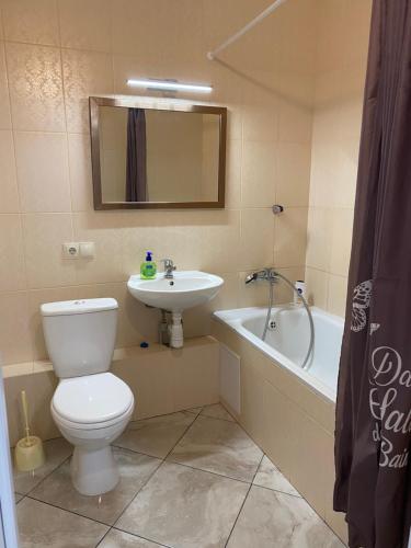La salle de bains est pourvue de toilettes, d'un lavabo et d'une baignoire. dans l'établissement Cozy Apartment on Gmyri 12b near metro Poznyaki, à Kiev