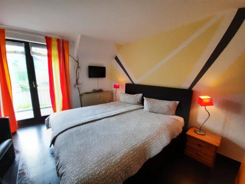 מיטה או מיטות בחדר ב-Gästehaus Moselblick