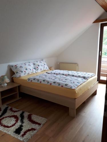 1 dormitorio con cama y alfombra en Haus Rosi, en Weiskirchen