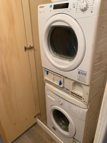 a washing machine and a dryer in a room at Dépendance 1816 in Morgex
