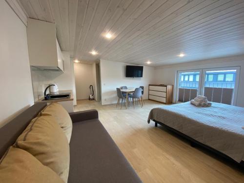 パランガにあるEGITOS apartamentaiのベッドとテーブルと椅子のある寝室