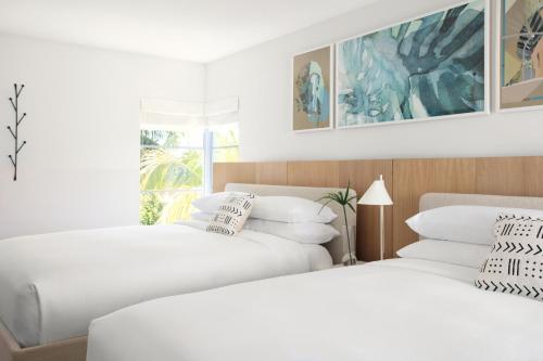 เตียงในห้องที่ The Kimpton Shorebreak Fort Lauderdale Beach Resort