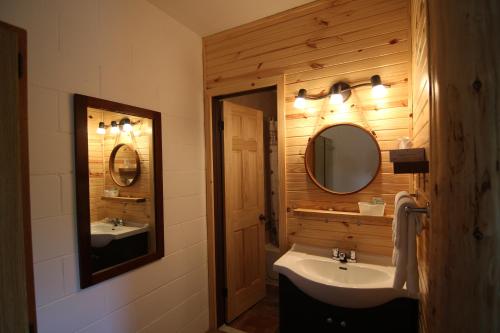 A bathroom at Motel Lennoxville