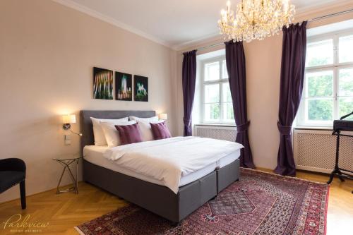 
a bedroom with a large bed and a large window at Parkview Boutique Apartments in Vienna
