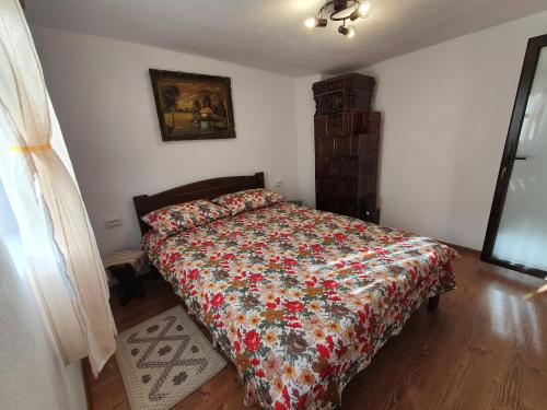 Ένα ή περισσότερα κρεβάτια σε δωμάτιο στο Casa Valea lui Maș