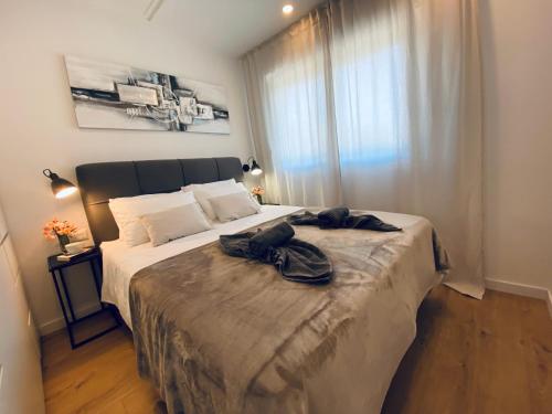 ein Schlafzimmer mit einem großen Bett mit einem großen Fenster in der Unterkunft Apartment Mouette in Poreč