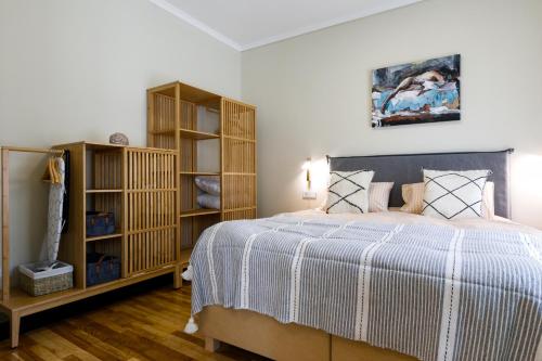 Llit o llits en una habitació de NEW LUXURY CENTRAL BOUTIQUE