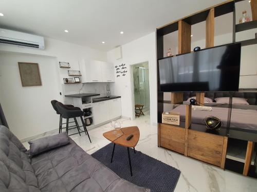 TV a/nebo společenská místnost v ubytování Apartmani Lavin
