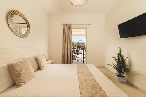 ein Schlafzimmer mit einem großen Bett und einem TV in der Unterkunft Adorno di Zante in Lithakia
